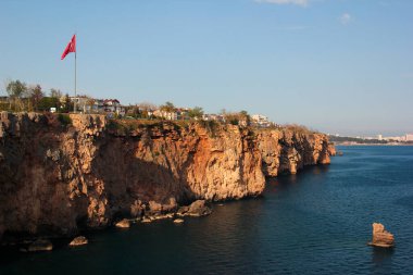 Antalya, Türkiye - 16 Nisan 2022: Türkiye 'de popüler bir turizm merkezi olan Antalya' nın Lara ilçesindeki Duden Parkı 'nın kıyı manzarası