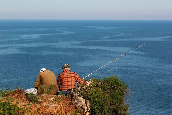 Eski Balıkçı Arkadaş Deniz Kıyısındaki Yüksek Bir Uçurumda Otururlar — Stok fotoğraf