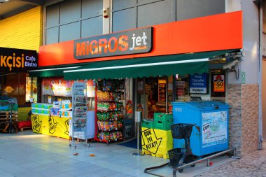 Antalya, Türkiye - 11 Şubat 2022: Migros Jet, Türkiye 'nin en büyük perakende satış şirketlerinden biri olan Migros' un bir süpermarket zinciri.