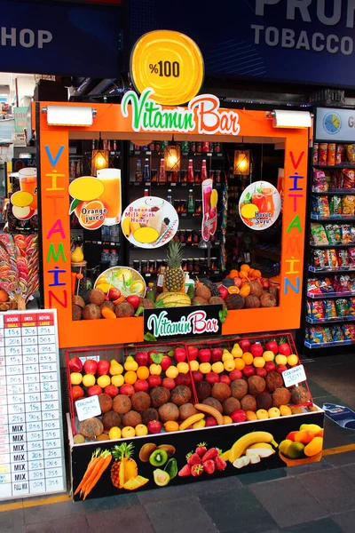 Antalya Törökország Február 2022 Utcai Élelmiszerbolt Friss Gyümölcslevek Vitaminkoktélok Értékesítése — Stock Fotó