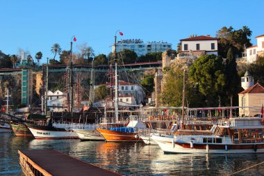 Antalya, Türkiye - 11 Şubat 2022: Antalya Kaleici Eski Kasabası 'ndaki tarihi yat marinası ve liman manzarası