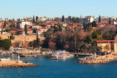 Antalya, Türkiye - 11 Şubat 2022: Popüler bir tatil beldesi ve turizm beldesi olan Kaleici Eski Kenti Antalya 'daki tarihi yat marinası ve limanı 