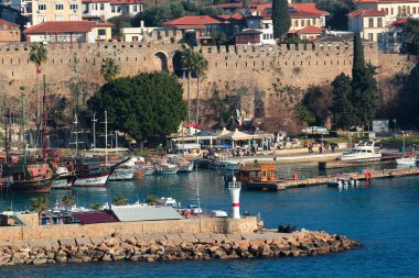 Antalya, Türkiye - 11 Şubat 2022: Popüler bir tatil beldesi ve turizm beldesi olan Kaleici Eski Kenti Antalya 'daki tarihi yat marinası ve limanı