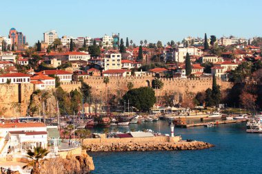 Antalya, Türkiye - 11 Şubat 2022: Popüler bir tatil beldesi ve turizm beldesi olan Kaleici Eski Kenti Antalya 'daki tarihi yat marinası ve limanı 
