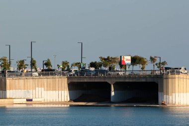 Antalya, Türkiye - 13 Kasım 2022: Bogacayi Batı Parkı, Antalya 'nın Liman Mahallesi' nde popüler bir dinlenme yeri