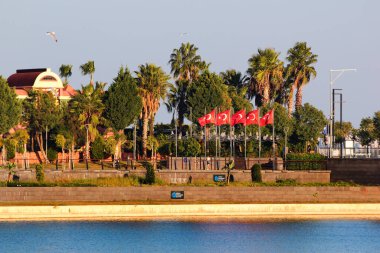 Antalya, Türkiye - 13 Kasım 2022: Bogacayi Batı Parkı, Antalya 'nın Liman Mahallesi' nde popüler bir dinlenme yeri