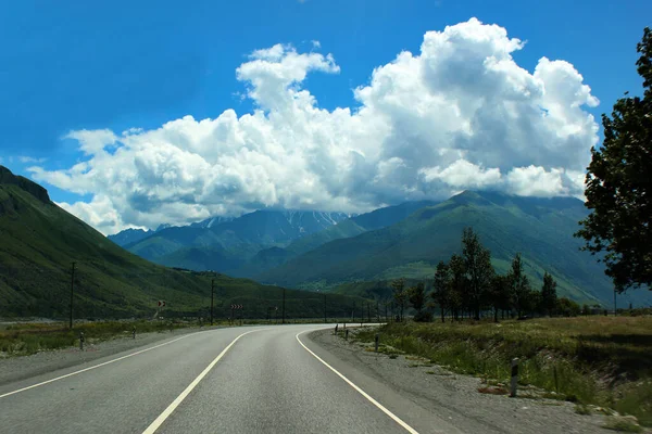 グルジア軍事道路 グルジアからロシアへのコーカサス山脈を通る主要なルート — ストック写真