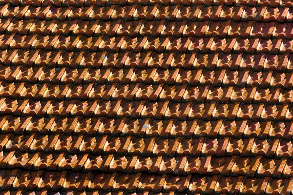 Oude Oranje Verweerde Dakgordelroos Vuile Gekleurde Keramische Tegels Textuur — Stockfoto
