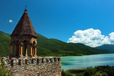 Kale kilise Aragvi Nehri, Ananuri, Gürcistan ile karmaşık