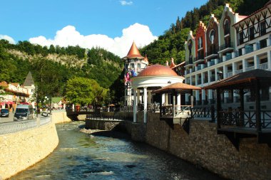 Borjomi, Gürcistan - 13 Haziran 2016: Gürcistan 'ın Samtskhe Javakheti bölgesinde bir tatil beldesi olan Baratashvili Caddesi' ndeki Crowne Plaza Borjomi Otel Evi ve Borjomula Nehri 'nin manzarası.
