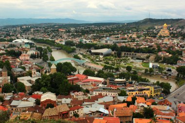Tiflis, Gürcistan - 19 Haziran 2016: Yaya Barış Köprüsü ve Rike nehir kenarındaki parkın manzarası, şehir merkezinin merkezi.