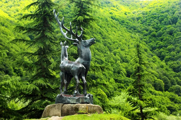 Pasanauri Gruzja Czerwca 2016 Przydrożna Rzeźba Jeleni Pobliżu Zbiegu Czarno — Zdjęcie stockowe
