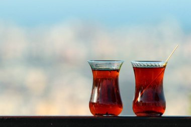 İki bardaklık, geleneksel bardaklar ve bir kafede sıcak Türk çayı. 