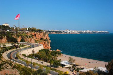 Antalya, Türkiye - 20 Nisan 2022: Antalya kıyısı, orta Konyaalti ve Muratpasa 'nın deniz manzarası