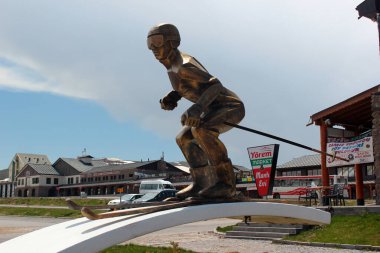 Erciyes, Türkiye - 2 Mayıs 2013: Türkiye 'nin en uzun yamaçlarından birine sahip Erciyes kayak merkezinin bir sembolü olan dağ kayakçısının heykeli