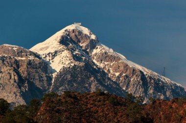 Antalya 'nın Kemer ilçesi yakınlarındaki Cirali' den görüldüğü üzere Beydaglari Sahil Ulusal Parkı 'nın en yüksek dağı olan Lycian Olympus