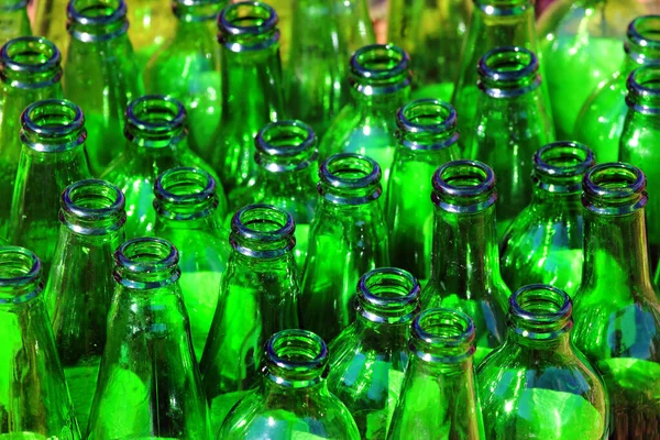 Boş yeşil cam şişeler, cam geri dönüşüm konsepti
