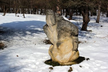 Truskavets, Ukrayna - 9 Mart 2018: Mineral yayları ve ayırt edici ahşap mimarisi ile ünlü Ukrayna spa tatil beldesi Truskavets 'teki park heykelleri.