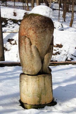 Truskavets, Ukrayna - 9 Mart 2018: Mineral yayları ve ayırt edici ahşap mimarisi ile ünlü Ukrayna spa tatil beldesi Truskavets 'teki park heykelleri.