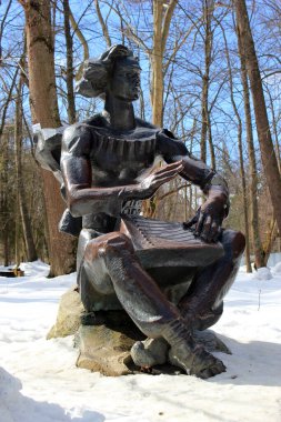 Truskavets, Ukrayna - 9 Mart 2018: Mineral yaylarıyla ünlü Ukrayna 'nın kaplıca beldesi Truskavets' teki Resort halk parkında bir gusli oyuncusunun heykeli.
