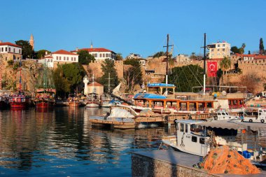 Antalya, Türkiye - 9 Şubat 2022: Popüler bir tatil beldesi ve turizm beldesi olan Kaleici Eski Kenti Antalya 'daki tarihi yat marinası ve limanı 