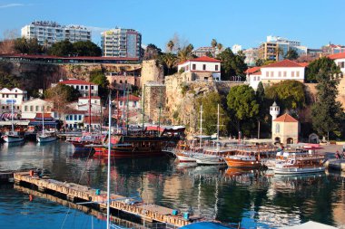 Antalya, Türkiye - 9 Şubat 2022: Popüler bir tatil beldesi ve turizm beldesi olan Kaleici Eski Kenti Antalya 'daki tarihi yat marinası ve limanı 