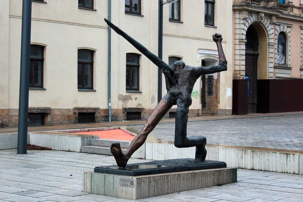 ドイツ ライヘンバッハ 2023年3月6日 ヴォルフガング マチューアのブロンズ彫刻 世紀の一歩 ヤフランクシュト 20世紀の混乱を描いている — ストック写真