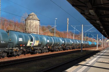 Netzschkau, Almanya - 10 Mart 2023: Netzschkau tren istasyonundaki GATX yük vagonunun yan görüntüsü