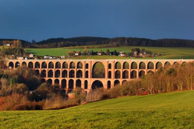 Goltzsch Viaduct, Almanya 'da bir demiryolu köprüsü. Dünyanın en büyük tuğla yapımı köprüsü..