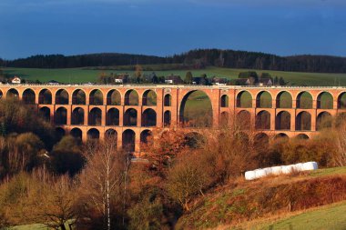 Goltzsch Viaduct, Almanya 'da bir demiryolu köprüsü. Dünyanın en büyük tuğla yapımı köprüsü..