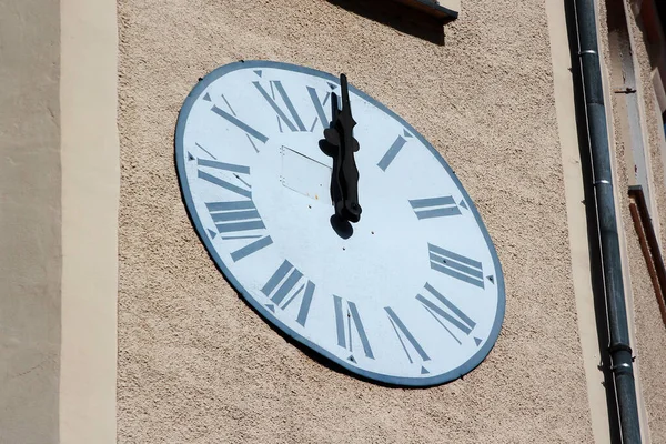 Öğlen Bir Çan Kulesinde Saat Alarmı — Stok fotoğraf