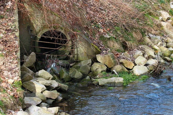 下水道集水器の河川への出力 — ストック写真