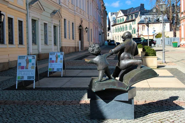 Plauen, Almanya - 16 Mart 2023: Erik Seidel 'in Baba ve Oğul Heykeli Plauen' deki Vogtland Müzesi önünde, Almanya 'nın Saksonya eyaletinde yer alan bir şehir.