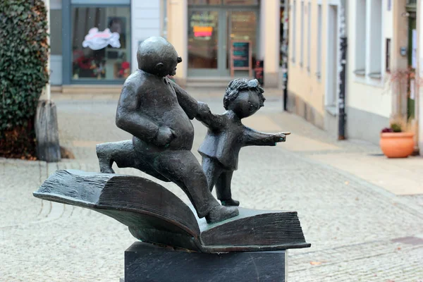 Plauen Alemania Marzo 2023 Escultura Del Padre Del Hijo Por — Foto de Stock