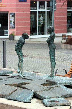 Plauen, Almanya - 28 Mart 2023: Plauen Altmarkt 'taki Kral Albert Fountain, Norbert Marten' in 100 yıllık Alman tarihine atıfta bulunan heykeli (1907-2007))