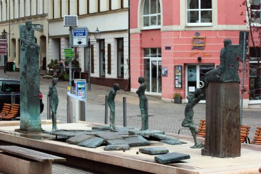 Plauen, Almanya - 28 Mart 2023: Plauen Altmarkt 'taki Kral Albert Fountain, Norbert Marten' in 100 yıllık Alman tarihine atıfta bulunan heykeli (1907-2007))