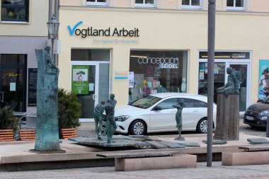 Plauen, Almanya - 28 Mart 2023: Plauen Altmarkt 'taki Kral Albert Fountain, Norbert Marten' in 100 yıllık Alman tarihine atıfta bulunan heykeli (1907-2007))