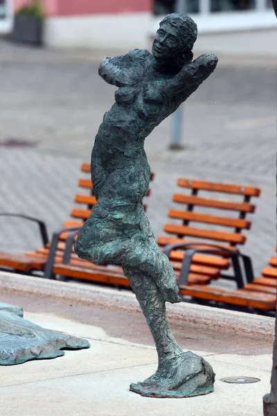 德国普劳恩 2023年3月28日 阿尔贝特国王喷泉在普劳恩的阿尔特马克特 诺伯特 马滕的雕塑 参考了德国100多年的历史 1907 2007 — 图库照片