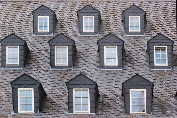 Мансардні Вікна Даху Старої Будівлі — стокове фото
