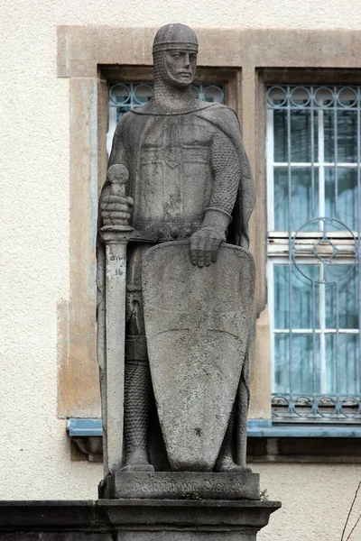 德国普劳恩 2023年3月28日 第27届条顿骑士团大师海因里希 普劳恩雕像 1410 1413 在花边和刺绣博物馆附近 — 图库照片