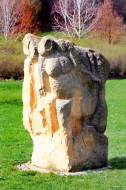 Reichenbach, Almanya - 27 Mart 2023: Reichenbach-im-Vogtland şehir merkezindeki Nesiller Parkı 'nda heykeller 