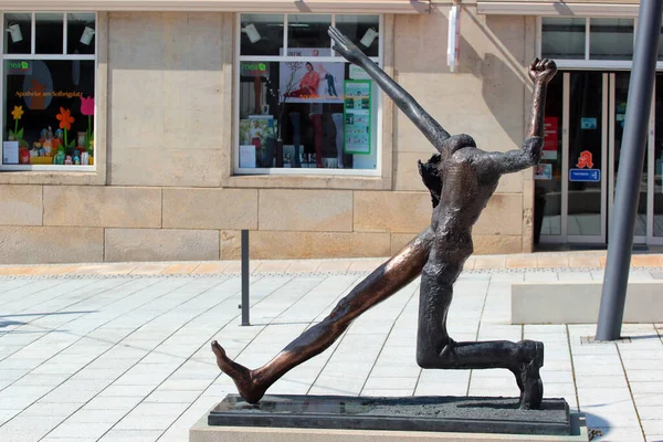 ドイツ ライヘンバッハ 2023年4月9日 ヴォルフガング マチューアのブロンズ彫刻 世紀の一歩 1984年 は20世紀の混乱を描いている — ストック写真