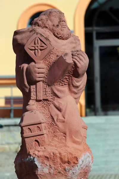 ドイツ ライヒェンバッハ 2023年3月17日 本と鍵を持つ男の彫刻 東ドイツ ザクセンニア州のライヒェンバッハ フォゴットランドのシンボル — ストック写真