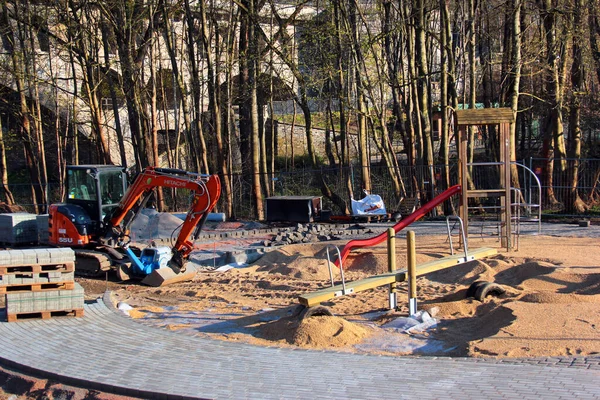 ドイツプーレン 2023年4月21日 東ドイツのザクセン州フォガットランド地方のプーレン中心部に子供用遊び場の建設 — ストック写真