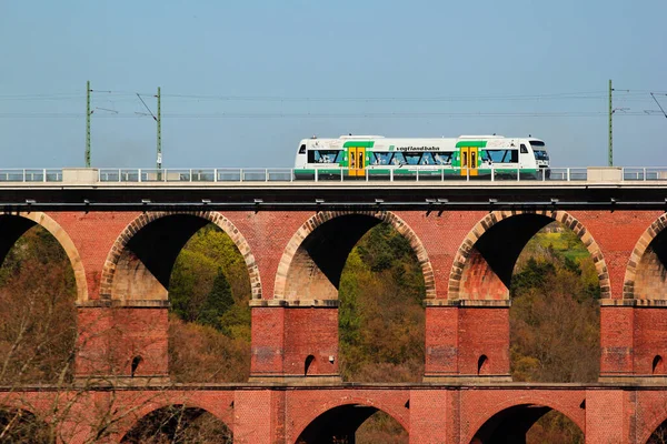 Netzschkau Alemania Abril 2023 Tren Regional Vogtland Cruza Viaducto Goltzsch —  Fotos de Stock