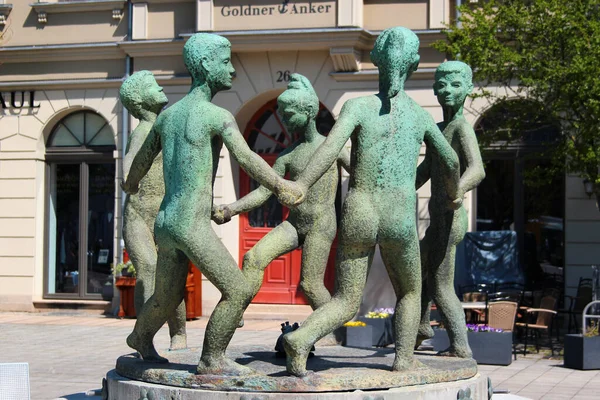 Zwickau Alemania Mayo 2023 Escultura Niños Bailando Una Fuente Frente — Foto de Stock