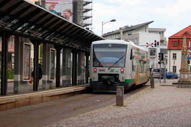 Zwickau, Almanya - 5 Mayıs 2023: Vogtland bölgesel treni RB1 şehrin merkezindeki Zwickau Zentrum istasyonunda, birleşik tren tramvay platformunda duruyor..