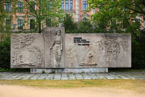 德国茨维考 2023年5月7日 波兰和德国革命社会主义者罗莎卢森堡的纪念碑 用她的话来说 自由永远是那些有不同想法的人的自由 — 图库照片