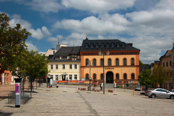 ドイツ ライヒェンバッハ 2023年5月18日東ドイツ ザクセンニアのライヒェンバッハ フォゴットランド中央市場広場の市庁舎 — ストック写真
