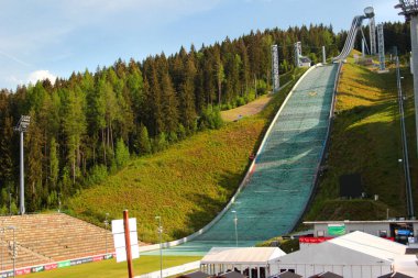 Klingenthal, Almanya - 22 Mayıs 2023: Vogtland Arena, Almanya 'nın Klingenthal kentinde bir kayak atlama yeri. Sergide Dünya Kupası tepeleri arasında en modern mimarilerden bazıları yer alıyor.